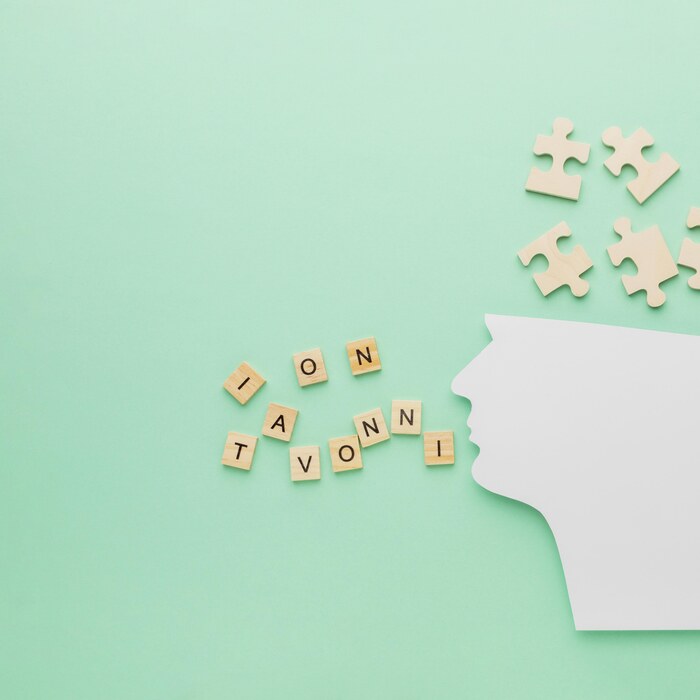 Testine di puzzle e idee, simbolo di pensiero e progettazione