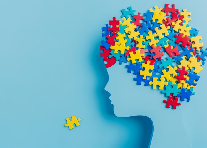 Silhouette di bambino con puzzle colorati, simbolo di consapevolezza sull'autismo