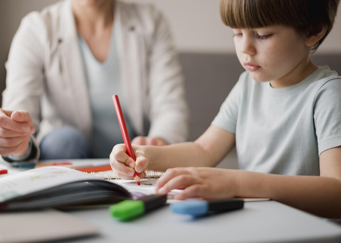 Tutor che segue un bambino nei compiti a casa
